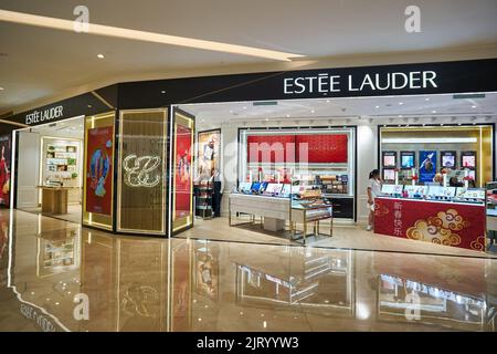 KUALA LUMPUR, MALAYSIA - CA. JANUAR 2020: Estee Lauder-Schaufenster im Einkaufszentrum Suria KLCC in Kuala Lumpur. Stockfoto