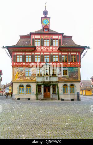Rathaus in Stein am Rhein, der malerischsten Stadt der Schweiz, gelegen im Kanton Schaffhausen an der Stelle, an der der Rhein aus La herausfließt Stockfoto