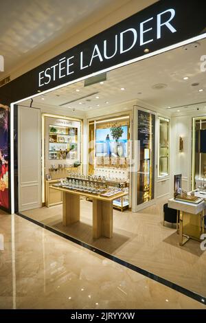 KUALA LUMPUR, MALAYSIA - CIRCA JANUAR 2020: Flaschen des Duftes Aerin Estee Lauder werden in einem Geschäft im Einkaufszentrum Suria KLCC in Kuala L ausgestellt Stockfoto