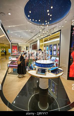 KUALA LUMPUR, MALAYSIA - CIRCA JANUAR 2020: Körperpflegeprodukte werden im Estee Lauder Store im Einkaufszentrum Suria KLCC in Kuala Lumpur ausgestellt. Stockfoto