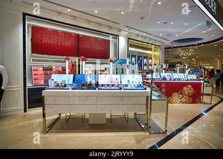 KUALA LUMPUR, MALAYSIA - CIRCA JANUAR 2020: Körperpflegeprodukte von Estee Lauder werden im Suria KLCC Einkaufszentrum in Kuala Lumpur ausgestellt. Stockfoto