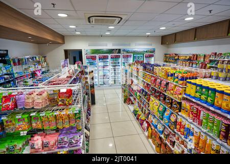 KUALA LUMPUR, MALAYSIA - CA. JANUAR 2020: Innenaufnahme des Lebensmittelladens FamilyMart in Kuala Lumpur. Stockfoto