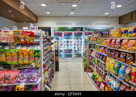 KUALA LUMPUR, MALAYSIA - CA. JANUAR 2020: Innenaufnahme des Lebensmittelladens FamilyMart in Kuala Lumpur. Stockfoto