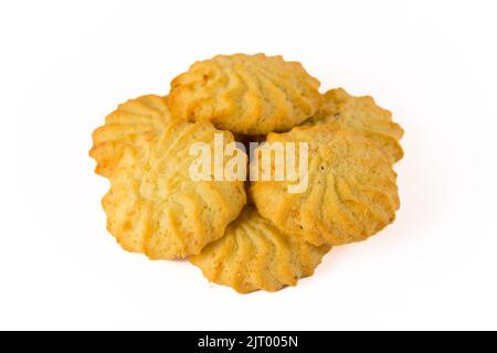 Mürbeteig-Cookies-Konzept. Schöne leckere goldene sechs Butterkeks. Kalorienzähler-Konzept. Isoliert auf weißem Hintergrund im Studio. Hochwertige Fotos Stockfoto