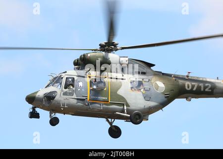 Der Hubschrauber der tschechischen Luftwaffe PZL-Swidnik W-3A Sokol ‘0712’ kommt beim Royal International Air Tattoo RIAT 2022 bei RAF Fairford, Großbritannien an Stockfoto