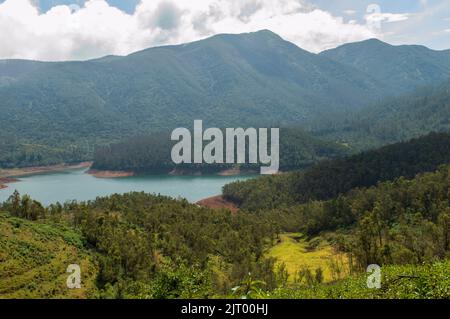 Hohe Berge, weitläufige Teegärten, Flüsse, überall die grüne Gabe der Natur ist die Art und Weise, wie man die Schönheit von Ooty erklären kann. Stockfoto