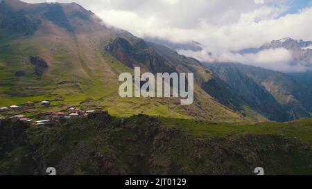 Szenische Drohnenaufnahme der kleinen Siedlung im Kaukasus, Kazbegi, Georgien. Hochwertige Fotos Stockfoto