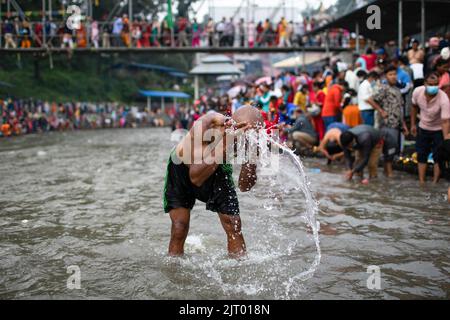 Kathmandu, Nepal. 27. August 2022. Während des Kuse Aunse (Vatertag) Festivals nimmt ein Anhänger ein Bad auf dem Bagmati River. Hindus im ganzen Land, deren Väter verstorben sind, kommen zum Tempel, um anzubeten, heilige Dips zu machen und bei dieser Gelegenheit Opfergaben zu präsentieren. (Foto: Prabin Ranabhat/SOPA Images/Sipa USA) Quelle: SIPA USA/Alamy Live News Stockfoto