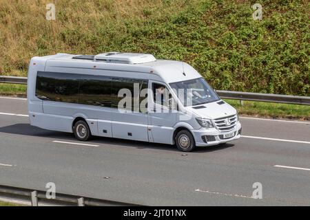 2014 Mercedes Benz Sprinter 516 CDI Executive Minibus Travel. 2.1CDi 51, Stadtbusvermietung, Luxus-Minibus, 16-Sitzer-Minibus, Fahrt auf der Autobahn M61, Großbritannien; Fahrt auf der Autobahn M6, Großbritannien Stockfoto