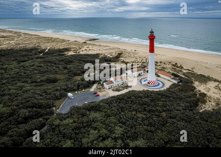 Luftaufnahme des Leuchtturms La Coubre mit dem Ozean im Hintergrund, in der Nähe von Saint Palais sur Mer, Charente, Frankreich Stockfoto