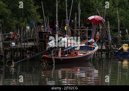Long Tail Fischerboot im Pier Phuket Thailand Stockfoto