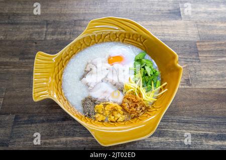 Fischbrei, Reissuppe mit Fisch in Scheiben. Thailändisches Frühstück Stockfoto