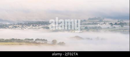 Tavistock, Dartmoor National Park, Devon, Großbritannien. 27. August 2022. Wetter in Großbritannien: Die elegante Marktstadt Tavistock, die am Rande des Dartmoor National Park liegt, taucht kurz nach Sonnenaufgang aus dem Nebel auf. Nach Wochen heißen und schwül gewittert, hat das Wetter ein dezidely herbstliches Gefühl angenommen. Kredit: Celia McMahon/Alamy Live Nachrichten Stockfoto