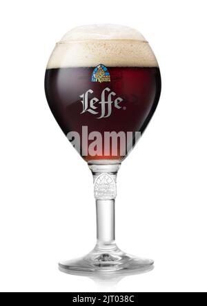 LONDON, Großbritannien - 29. JULI 2022: Original Glas Leffe Brown Brune bruin dunkles Bier auf Weiß. Stockfoto