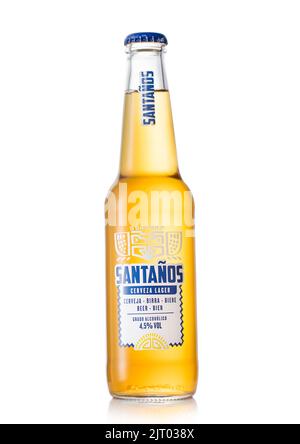 LONDON, Großbritannien - 15. JUNI 2022: Santanos mexikanisches Lagerbier in Glasflasche auf Weiß. Stockfoto