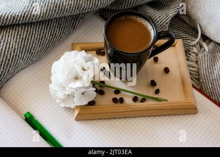 Leckeres Frühstück im Bett mit Toast und einer großen Tasse Kaffee Stockfoto