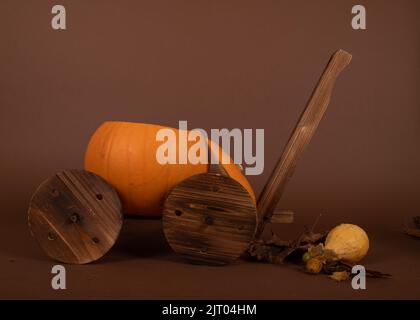 Neugeborene Fotografie Kürbis Kutsche Schubkarre Hintergrund / Hintergrund Herbst halloween Stockfoto