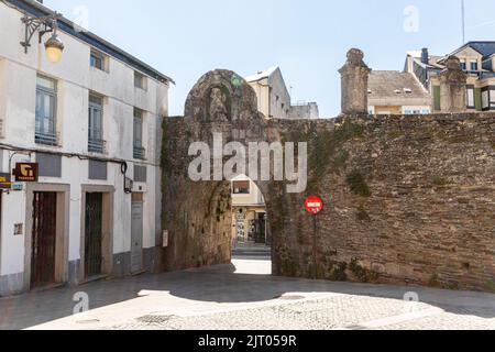 Lugo, Spanien. Die Puerta de Santiago (St. James Gate), Teil der römischen Stadtmauer Stockfoto