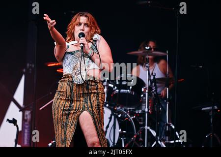 Edinburgh, Großbritannien. 26.. August 2022 - CMAT tritt beim Connect Music Festival in Edinburgh, Schottland, auf. Foto: Thomas Jackson / Alamy Live News Stockfoto