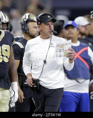New Orleans, USA. 26. August 2022. Cheftrainer Dennis Allen von New Orleans Saints beobachtet das Spiel mit den Los Angeles Chargers im Caesars Superdome in New Orleans am Freitag, den 26. August 2022. Foto von AJ Sisco/UPI. Kredit: UPI/Alamy Live Nachrichten Stockfoto