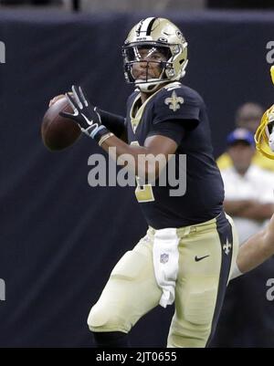 New Orleans, USA. 26. August 2022. New Orleans Saints Quarterback Jameis Winston (2) wirft am Freitag, den 26. August 2022, gegen die Los Angeles Chargers im Caesars Superdome in New Orleans. Foto von AJ Sisco/UPI. Kredit: UPI/Alamy Live Nachrichten Stockfoto