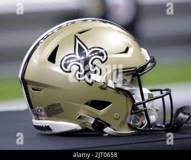 New Orleans, USA. 26. August 2022. Ein Helm der New Orleans Saints sitzt am Rande des Caesars Superdome in New Orleans während des Spiels mit den Los Angeles Chargers Freitag, 26. August 2022. Foto von AJ Sisco/UPI. Kredit: UPI/Alamy Live Nachrichten Stockfoto