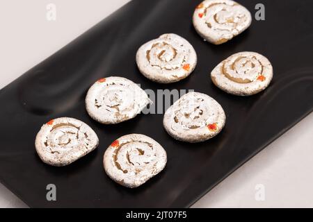 Indische Mithai Kaju Jalebi Auch Bekannt Als Kaju Katli, Kaju Dilkhush Ist Spiralförmig Süß Aus Cashew Nut Powder, Kajoo, Mawa, Mava, Malai, Khoya Stockfoto