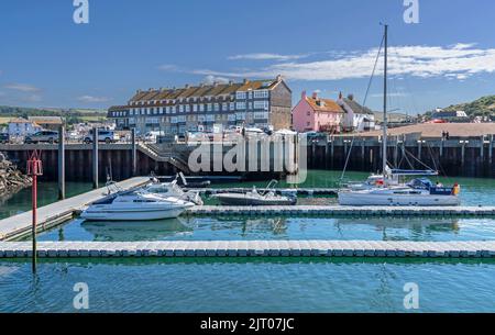 Blick auf den Yachthafen von West Bay in West Bay, Bridport, Dorset. Aufgenommen am 26.. August 2022. Erholung, Lifestyle und Tourismus. Stockfoto