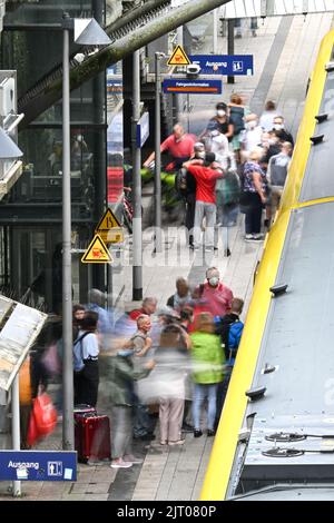 27. August 2022, Baden-Württemberg, Überlingen am Bodensee: Bahnreisende stehen am Bahnhof, um in den Zug zu steigen. (Aufgenommen mit Langzeitbelichtung) Foto: Felix Kästle/dpa Stockfoto