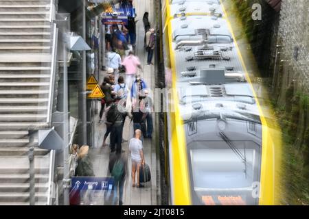 27. August 2022, Baden-Württemberg, Überlingen am Bodensee: Bahnreisende stehen am Bahnhof, um in den Zug zu steigen. (Aufnahme mit Langzeitbelichtung und Zoomeffekt). Foto: Felix Kästle/dpa Stockfoto