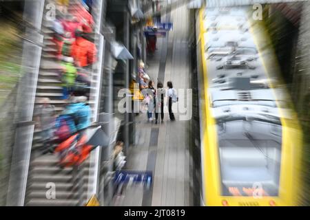 27. August 2022, Baden-Württemberg, Überlingen am Bodensee: Bahnreisende stehen am Bahnhof, um in den Zug zu steigen. (Aufnahme mit Langzeitbelichtung und Zoomeffekt). Foto: Felix Kästle/dpa Stockfoto