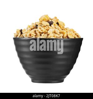 Müslischale mit Rosinen, Nüssen. Hausgemachte knusprige Granola isoliert auf weißem Hintergrund. Gesunde Ernährung. Datei enthält Beschneidungspfad. Stockfoto