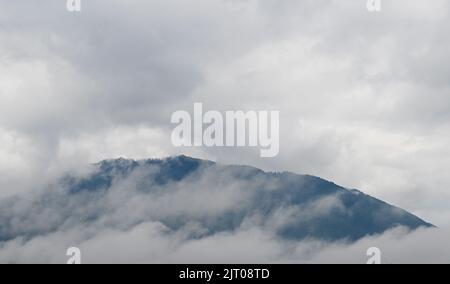 Murmaus, Deutschland. 27. August 2022. Wolkenbrüche drängen sich entlang der Hörnle. Quelle: Angelika Warmuth/dpa/Alamy Live News Stockfoto