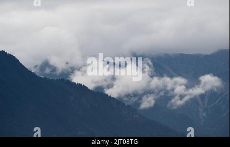 Murmaus, Deutschland. 27. August 2022. Wolkenbrüche ziehen entlang der Ester Mountains. Quelle: Angelika Warmuth/dpa/Alamy Live News Stockfoto