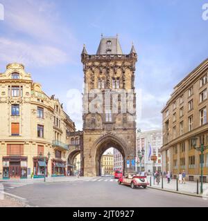 Celetna Straße und Pulverturm, gotisches Stadttor zum alten Prag. Prag, Tschechische Republik Stockfoto