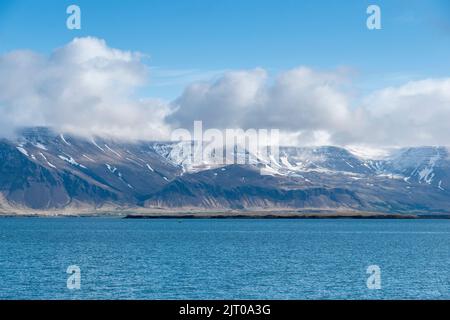 Blick über den Atlantik im Hafen von Reykjavik auf die Berge dahinter Stockfoto