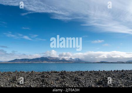 Blick über den Atlantik im Hafen von Reykjavik auf die Berge dahinter Stockfoto