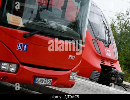 Murmaus, Deutschland. 27. August 2022. Am Bahnhof Murnaus stehen ein Regionalbus und ein Regionalzug nebeneinander. Es ist das letzte 9-Euro-Ticket-Wochenende in PNV. Quelle: Angelika Warmuth/dpa/Alamy Live News Stockfoto