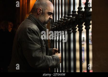 LUIS TOSAR in ON THE FRINGE (2022) -Originaltitel: EN LOS MARGENES-, Regie: JUAN DIEGO BOTTO. Kredit: Panache Productions / RTVE / Album Stockfoto