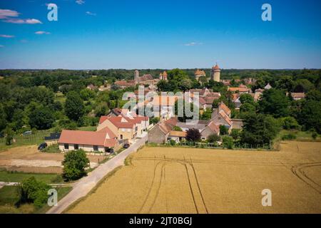 Luftaufnahme des Dorfes Blandy les Tours in seine et Marne in Frankreich Stockfoto