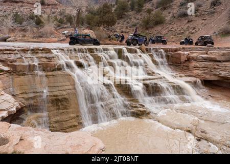 Off-Highway-Fahrzeuge (OHVs) überqueren den La Verkin Creek oberhalb der Toquerville Falls im Süden Utahs. Stockfoto