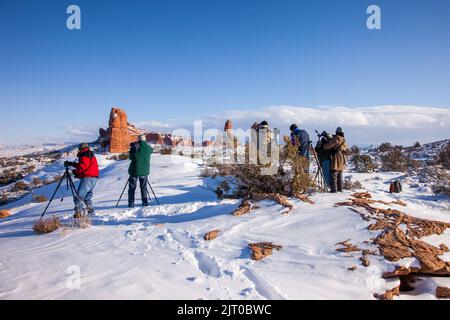 Eine Gruppe von Fotografen bei einem Foto-Workshop, der im Winter im Arches National Park in der Nähe von Moab, Utah, Fotos macht. Stockfoto