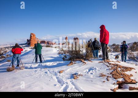 Eine Gruppe von Fotografen bei einem Foto-Workshop, der im Winter im Arches National Park in der Nähe von Moab, Utah, Fotos macht. Stockfoto