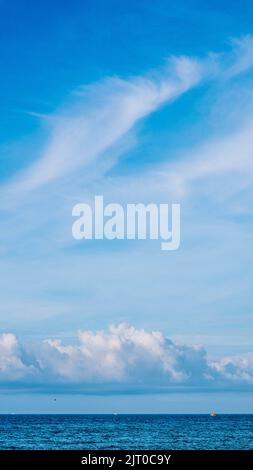 Atmosphäre VERTIKAL Panorama echtes Foto Schönheit Natur Tapete. Fantastische Himmelsansicht Wolken Cumulus cirrus stratus Meereshorizont Linie. Tapeten-Design Stockfoto