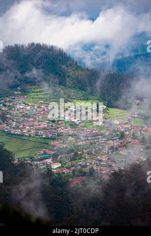 Potrait Blick auf einen Doddabetta Hügel und es ist ein höchster Gipfel in der Nilgiri Stockfoto