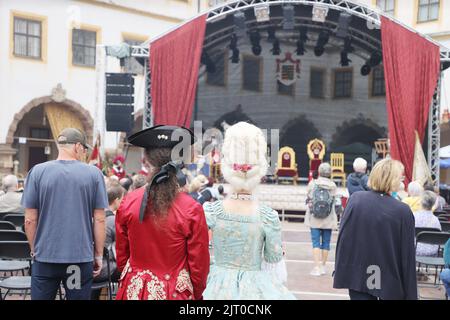 Gotha, Deutschland. 27. August 2022. Auf dem Gotha Baroque Festival 20. stehen Darsteller in historischen Kostümen im Innenhof des Wohnpalastes. Schloss Friedenstein wird wieder in die farbenfrohe Residenz des Herzogs Friedrich III. Von Sachsen-Gotha-Altenburg (r. 1732-1772). Kredit: Bodo Schackow/dpa/Alamy Live Nachrichten Stockfoto