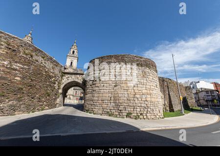 Lugo, Spanien. Die Puerta de Santiago (St. James Gate), Teil der römischen Stadtmauer Stockfoto