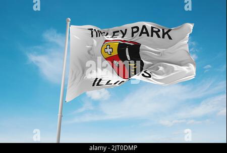 Offizielle Flagge von Tinley Park, Illinois Unbanden Staaten von Amerika bei bewölktem Himmel Hintergrund bei Sonnenuntergang, Panoramablick. USA Reisen und patriotische Konzept. Co Stockfoto