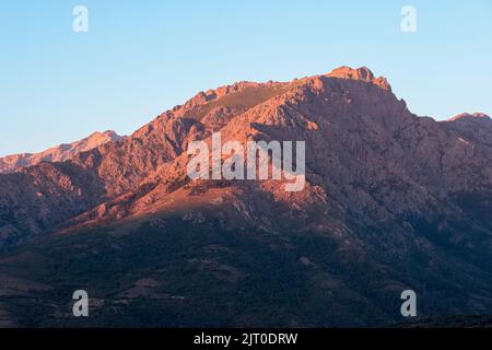 Morgensonne auf dem zerklüfteten 2389 Meter hohen Gipfel des Monte Padro auf Korsika Stockfoto