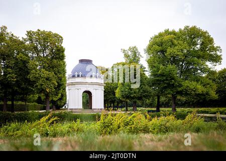 Hannover, Deutschland. 27. August 2022. Im Herrenhäuser Garten hinter dem Graft steht bei bewölktem Wetter ein Eckpavillon des französischen Architekten Remy de la Fosse. Quelle: Moritz Frankenberg/dpa/Alamy Live News Stockfoto